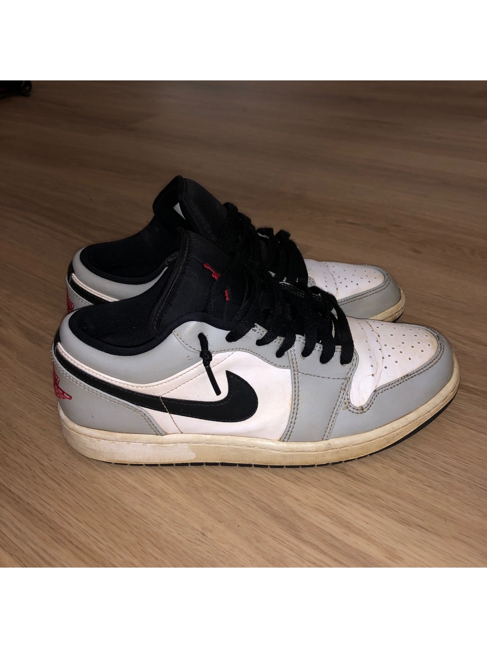 NIKE AIR JORDAN 1 LOW LIGHT SMOKE GREY BLACK RED WHITE MENS SIZE 9